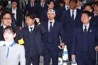 【日本代表】森保ジャパンが出国　ムードメーカー・長友佑都は黒髪＆〝闘魂ハチマキ〟姿で搭乗！