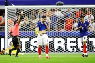 【北中米Ｗ杯】エムバペのヒジ入り〝押し倒し〟　非難殺到「ひどい一撃」「レッドじゃないか」