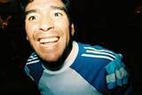 「〝神の子〟マラドーナの思い出　奇跡の家族ショット＆怒りのボール投げつけ」の画像1
