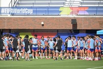 【日本代表】追加招集のＦＷ町野修斗が合流　オランダ戦へ公式練習…長友佑都はハチマキ姿「いくぞ！」