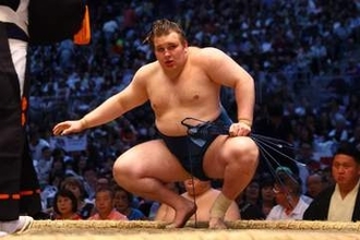 【大相撲】安青錦が左足親指を負傷　隆の勝を押し出し後に動けず「指が入っちゃった」