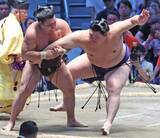 「【大相撲】大の里　過去１０戦全勝の霧島に初黒星…横綱として３例目の〝皆勤負け越し〟危機」の画像1