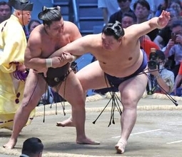 【大相撲】大の里　過去１０戦全勝の霧島に初黒星…横綱として３例目の〝皆勤負け越し〟危機