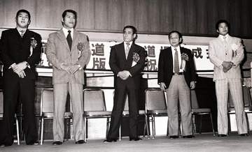 「最強」謳う猪木を狙った黒ずくめ集団　安藤昇組長仲介で「寛水流空手」設立の舞台裏