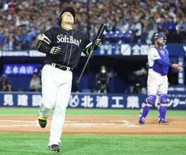 【ソフトバンク】近藤健介が死球で悶絶…途中交代　小久保監督が状態説明「骨は大丈夫そう」
