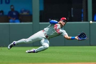 【ＭＬＢ】超珍プレー！　フィリーズの外野手が飛球中にサングラスをかけて好捕「最も珍しいフライアウト」
