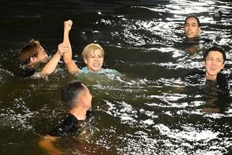 【若松ボート・ＰＧⅠヤングダービー】大場恒季　水神祭を盛り上げる〝セルフダイブ〟でずぶ濡れ