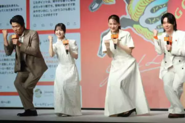 綾瀬はるかは「やっぱりちょっと変な人」 鈴木亮平がクマ付きサインをイジる