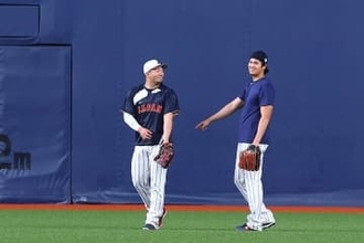 【侍ジャパン】大谷翔平が笑顔でグラウンドを回遊　「球拾い」から後輩大砲との談笑まで