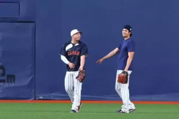 【侍ジャパン】大谷翔平が笑顔でグラウンドを回遊　「球拾い」から後輩大砲との談笑まで