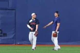 【侍ジャパン】大谷翔平が笑顔でグラウンドを回遊　「球拾い」から後輩大砲との談笑まで