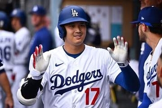 【ドジャース】大谷翔平　カブスとの日本開幕戦で履いた漢字サイン入りデコピンスパイク　オークションに出品　落札額１億円の予想も