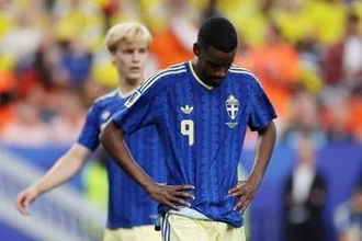【北中米W杯】スウェーデンFWイサクをOB酷評「いつもおびえている」「１年以内にサウジへ」