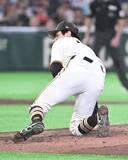 「【巨人】ドラ１竹丸和幸　マウンドで転倒しながらも〝３アウト奪取〟の珍プレー」の画像1