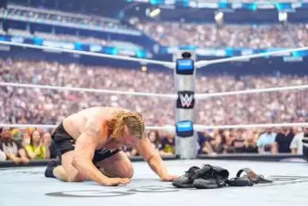 【ＷＷＥ】ブロック・レスナーが新怪物オバ・フェミに完敗！　試合後グローブとシューズを脱ぎ引退示唆