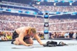 【ＷＷＥ】ブロック・レスナーが新怪物オバ・フェミに完敗！　試合後グローブとシューズを脱ぎ引退示唆