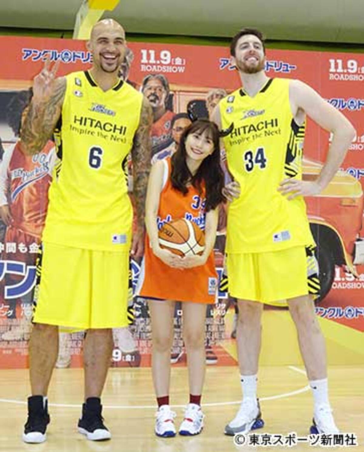 佐野ひなこ ２メートル超バスケ選手に挟まれ 小さいです 18年10月28日 エキサイトニュース