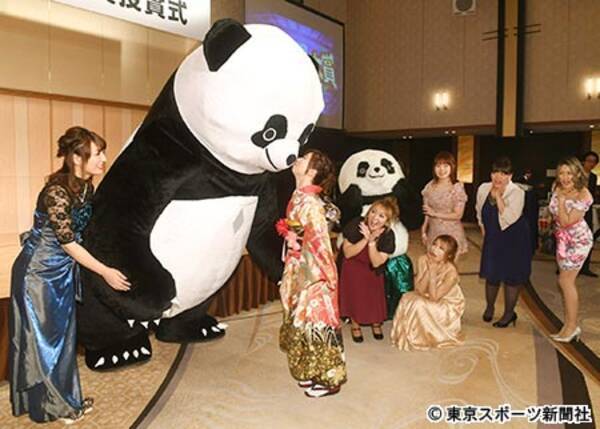 プロレス大賞授賞式 女子プレス大賞 藤本つかさが暴走巨大パンダに唇奪われた まさか 禁断の恋 19年1月18日 エキサイトニュース