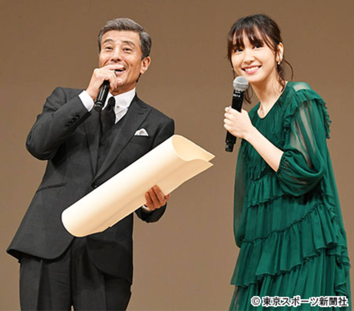 ブルーリボン 主演男優賞 舘ひろし ガッキーとハグ ２人で何かやりたいな 19年2月6日 エキサイトニュース