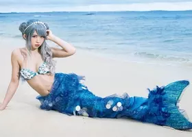 ローラ 砂浜でセクシーな人魚姫になる 波に驚く笑顔がかわいい 18年10月10日 エキサイトニュース