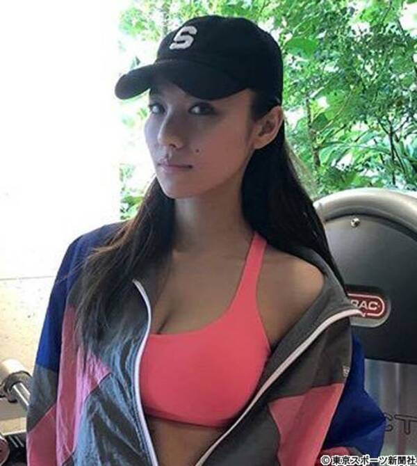 谷村奈南 上着をはだけ自慢のボディーを大胆露出 19年5月2日 エキサイトニュース
