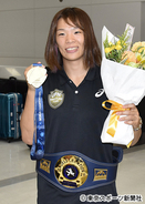 【レスリング】五輪出場決めた川井姉妹が帰国　悲願の金メダルへ“共闘”
