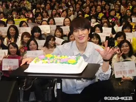 超新星のユナクが除隊 今日から休まずレッスン メンバーと再会 13年7月31日 エキサイトニュース