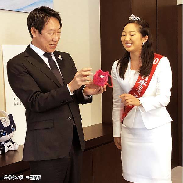 ミス日本 田中絵梨果さん ミスターバサロ 鈴木大地長官にチョコのサプライズ 年2月14日 エキサイトニュース