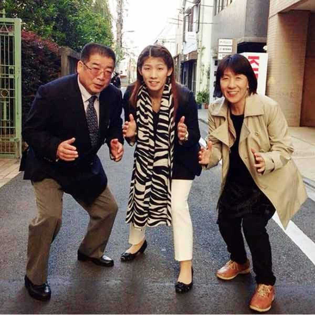 吉田沙保里が父命日に追悼のファイティングポーズ みなさん前向きに頑張って行きましょうね 2020年3月11日 エキサイトニュース