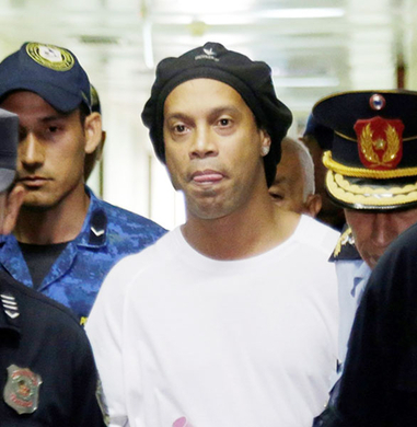 ロナウジーニョ氏 刑務所でフットサルデビュー 年3月16日 エキサイトニュース