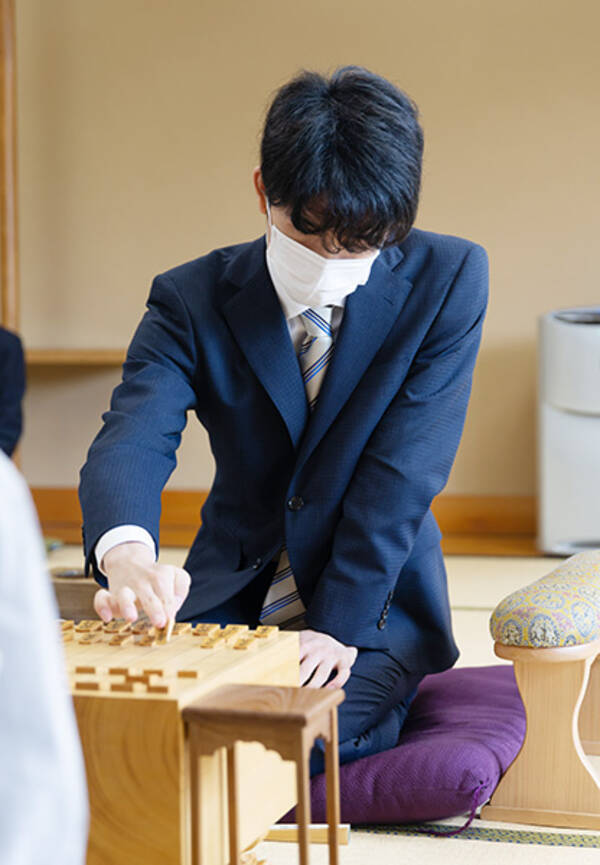 藤井聡太七段が棋聖戦第１局に勝利　タイトル挑戦の最年少記録も更新