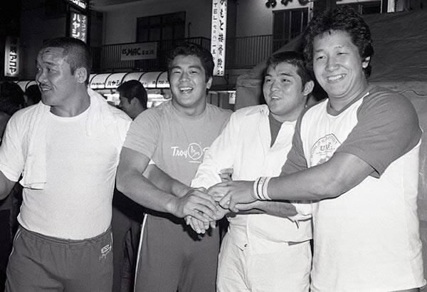 プロレス蔵出し写真館 故橋本真也さんがｕｗｆに入団 前田日明が仕掛けた３６年前の爆笑会見 年7月5日 エキサイトニュース