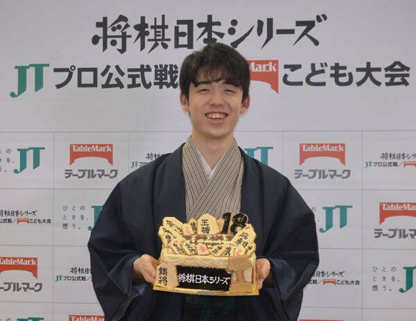 藤井聡太棋聖 大変感激している １７歳ラスト公式戦勝利で特注バースデーケーキのサプライズ 年7月18日 エキサイトニュース