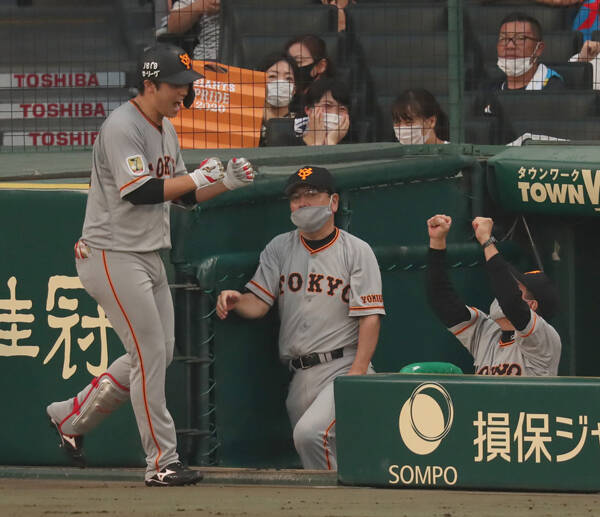 変形グータッチ出た 巨人 原監督が北村のプロ１号を祝福 年8月4日 エキサイトニュース