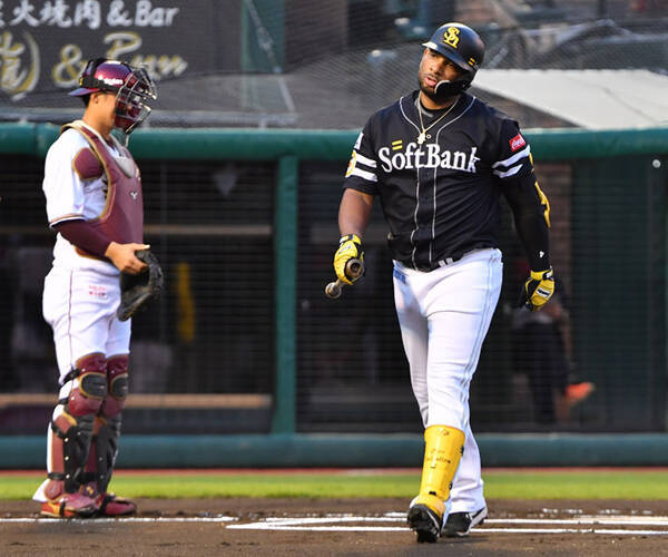 ソフトバンク 悩めるバレンティンが首位攻防の楽天６連戦で２度目のスタメン落ち 年8月9日 エキサイトニュース