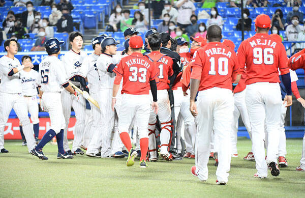 コロナ禍なのに ヤクルト 広島戦で警告試合 ヤジに反応し両軍がホーム密集 乱闘寸前に 年10月3日 エキサイトニュース