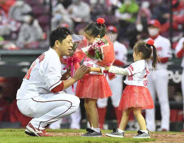 広島 石原慶 引退セレモニーで胴上げ カープファンは日本一 黒田氏 新井氏からも花束 年11月7日 エキサイトニュース