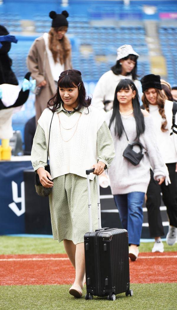 ヤクルトのドラ１奥川 初ファン感謝デーで女装姿を披露 すごい恥ずかしかったです 年12月6日 エキサイトニュース