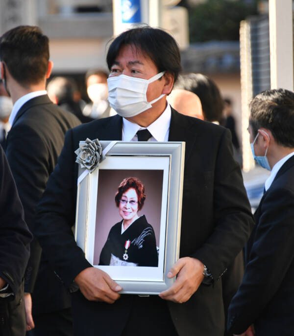 世志凡太だよ わかるか 浅香光代さん葬儀で 内縁夫 が絶叫呼びかけ 年12月17日 エキサイトニュース