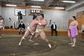 大相撲 元幕内荒鷲が断髪式 コロナ禍で約１年ぶりの国技館開催 21年2月23日 エキサイトニュース
