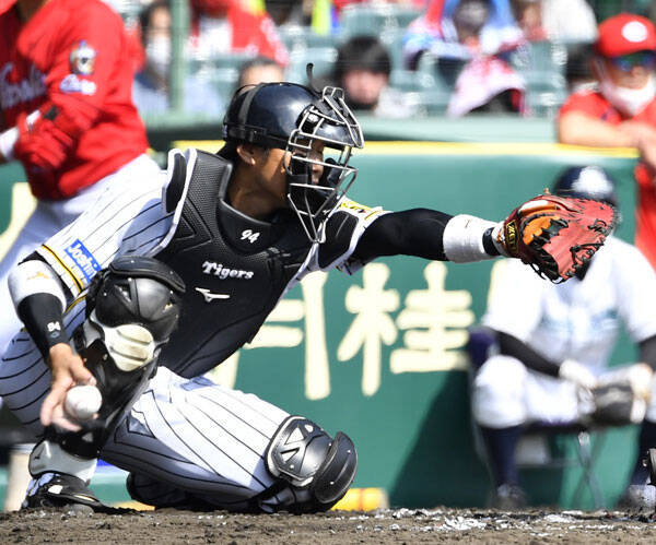 阪神 原口の右手にファウルチップが直撃した瞬間 21年3月10日 エキサイトニュース