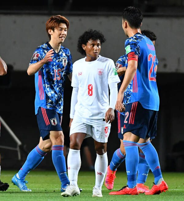 w杯2次予選 ミャンマー選手が国歌演奏時に示した 3本指 の意味 21年5月28日 エキサイトニュース w杯2次予選 ミャンマー選手が国歌演奏時に示した 3本指 の意味 21年5月28日 エキサイトニュース