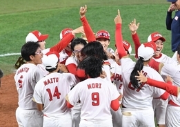 【ソフトボール】日本が北京五輪以来の金メダル　奇跡のダブルプレーで流れ引き寄せる