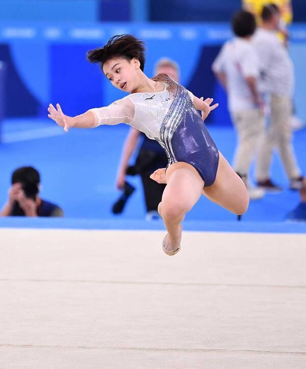 体操 女子エース 村上茉愛は個人総合５位 最終種目で着地決めガッツポーズ 21年7月29日 エキサイトニュース
