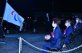 菅首相　パラ集火式に出席「パラアスリートの姿を通じて感動を分かち合える」