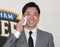 日本ハム・斎藤が笑顔の引退会見　思い出の「青いハンカチ」も披露