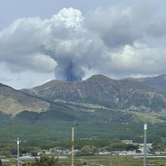 阿蘇山噴火で衆院選女性候補が現地ルポ「硫黄のにおいが充満」「山が黒い」