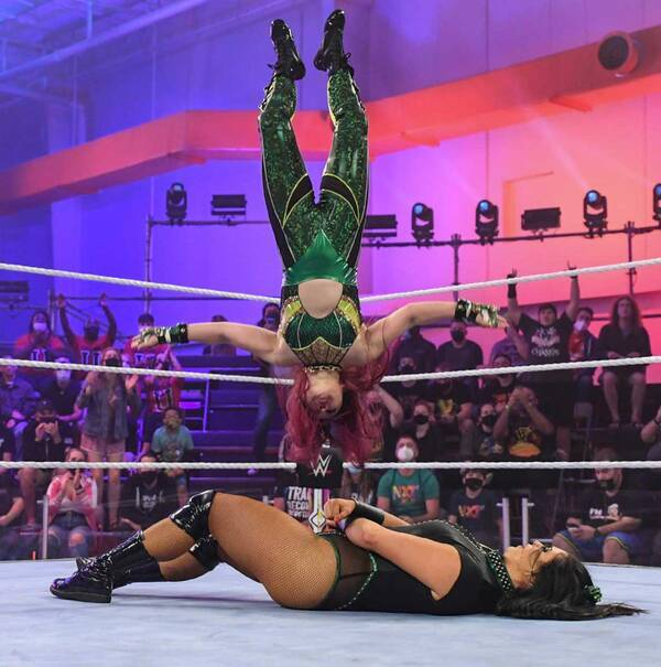 ｗｗｅ 実力は一枚上 ｎｘｔ女子タッグ王者 紫雷イオが圧巻の必殺技フルコースで前哨戦完勝 21年10月21日 エキサイトニュース