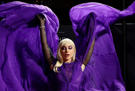 レディー・ガガ 妖艶“紫の舞い”にＳＮＳ騒然「女王の中の女王だ！」