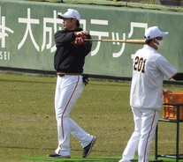 巨人の亀井コーチがデビュー「違和感あるよね」 初日を振り返る